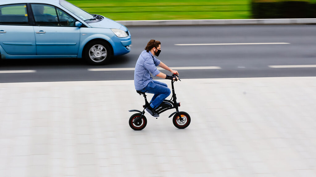 Velo à côté d’une voiture